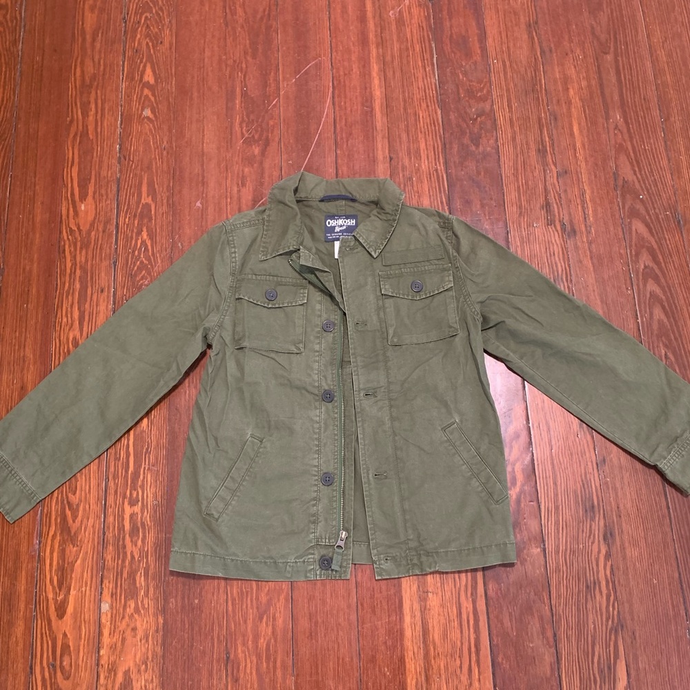It’s a girl size 8, color is dark green, has a zip and pockets.